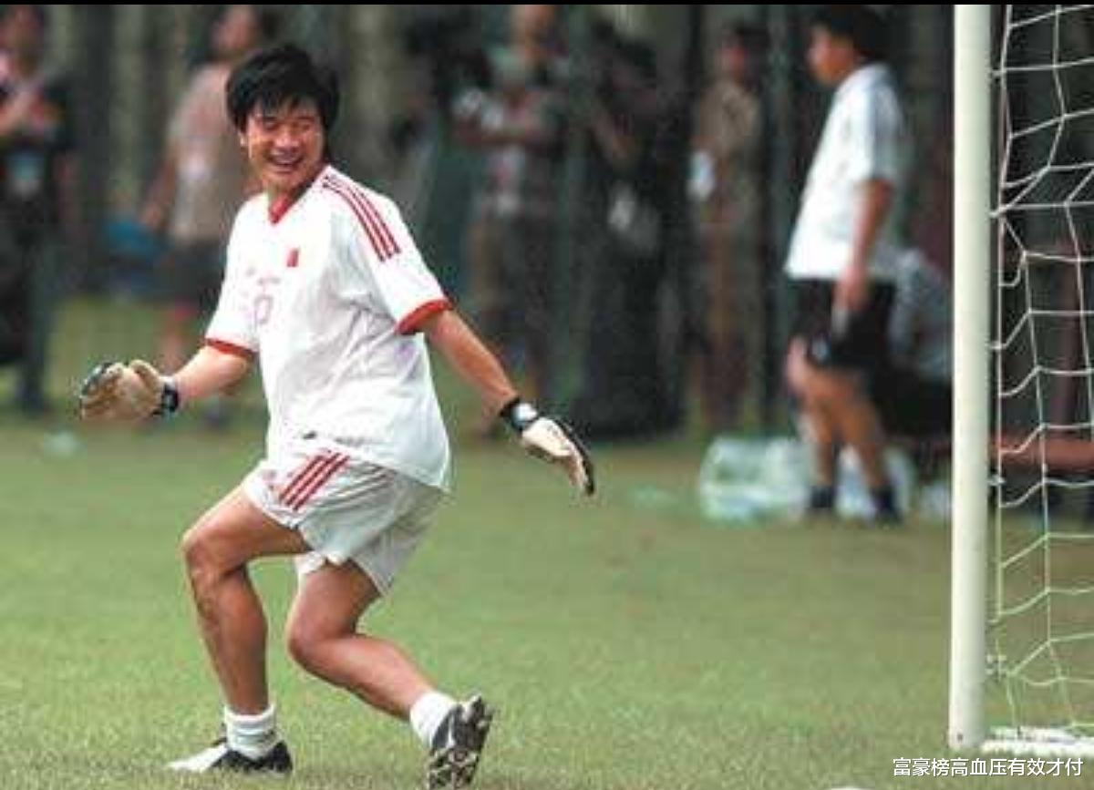 男足|继“白切鸡”后，球迷晒惊人健腿媲美施瓦辛格，男足“嫩腿”遭非议，女球迷围观