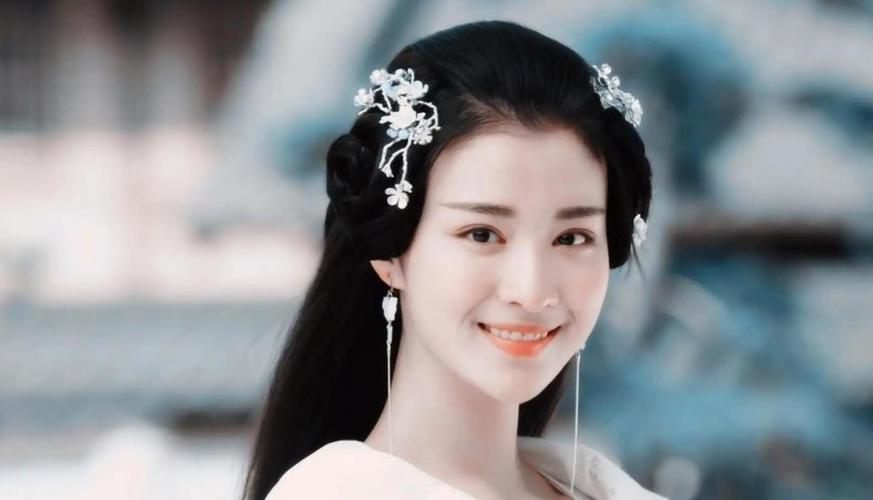 白雪|王楚然在肖战新剧《玉骨遥》中饰演白雪鹭,原著中这个角色无名