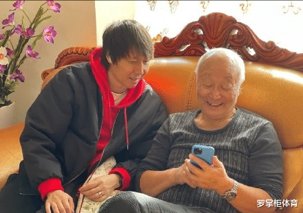 李铁|国足输越南，李铁最新动态被曝光！网友晒图给恩师拜年，满面笑容