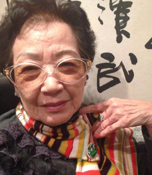 陈淑兰|港姐陈淑兰送别95岁母亲，承诺会好好生活，至今未婚未育保持单身