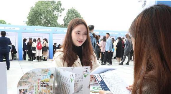 |教育局招聘251名教师,提供事业编制,专科学历即可报名!