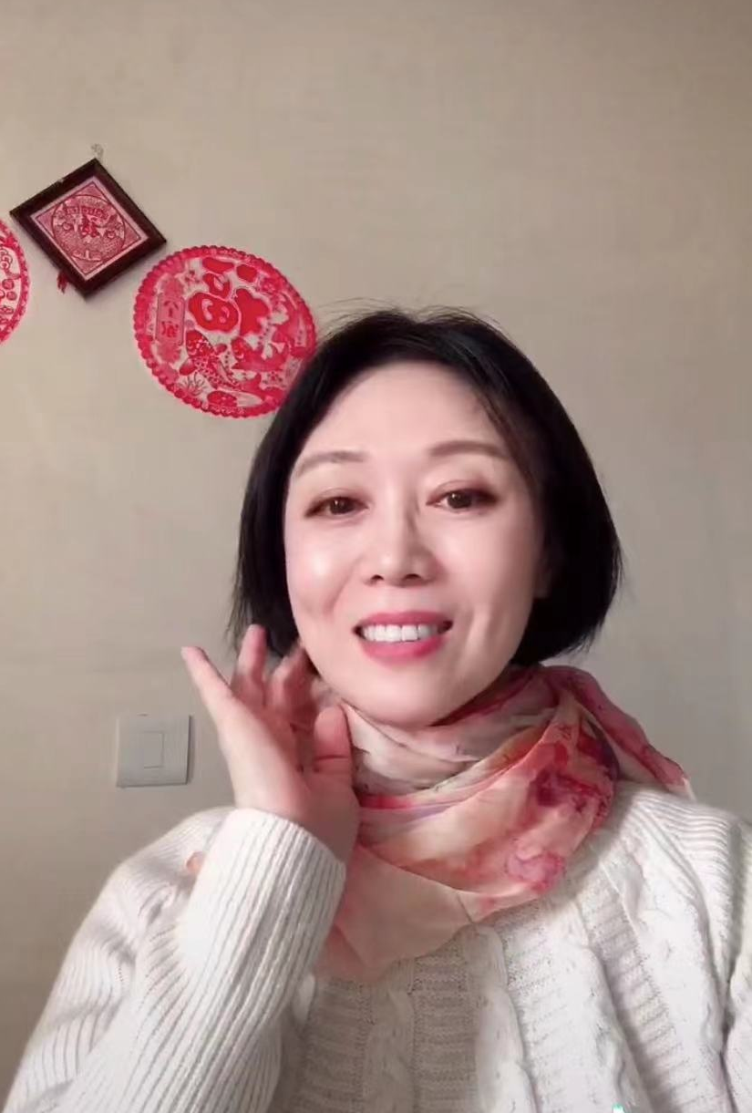 吴琼|60岁吴琼晒照意外遭网暴！穿红戴绿在海边开心歌舞，被批不合时宜