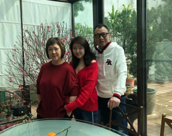 走进许绍雄现实中的家,一家人如今定居新加坡,室内坚持中式装修