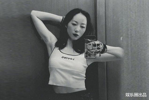 韩雪|韩雪在衣帽间拍大片,穿露脐装大秀曲线美,网友:越来越有味道了