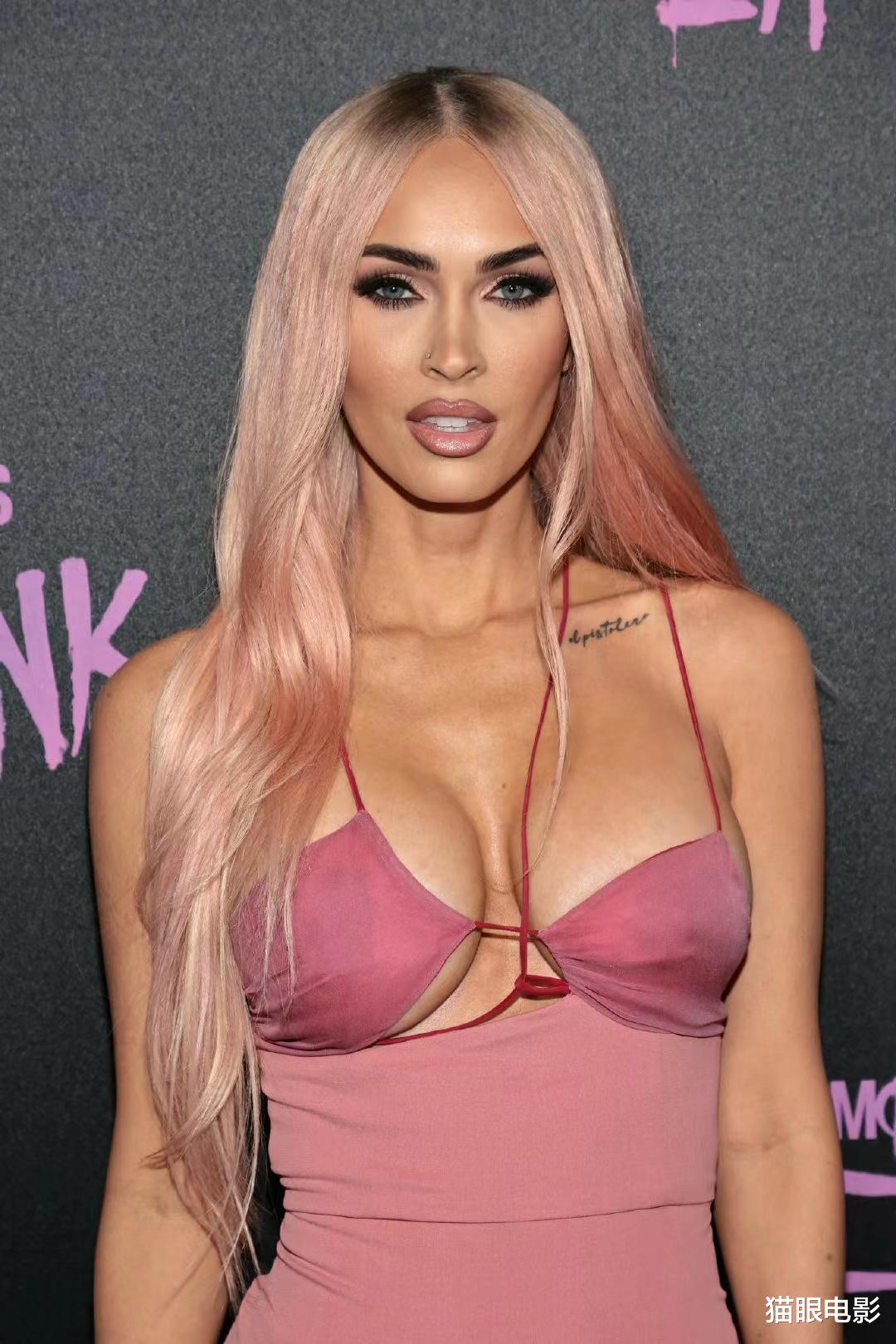 金·卡戴珊|梅根携未婚夫穿全身粉，短裙秀火辣身材，网友：可以去演芭比和肯