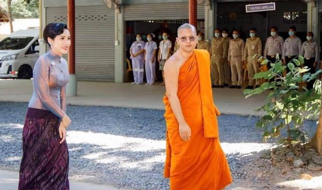 诗妮娜|诗妮娜妾室地位并不低，上皇家海报位置醒目，还曾穿拖鞋率性可爱