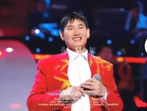 朱之文|大衣哥与美女粉丝坐吊椅，笑容满面眼神飘忽，网友：手往哪放？