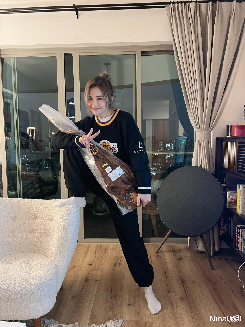 阿Sa|阿Sa真没偶像包袱!房间里光脚把火腿当吉他弹,40岁穿卫衣扎丸子头像学生妹