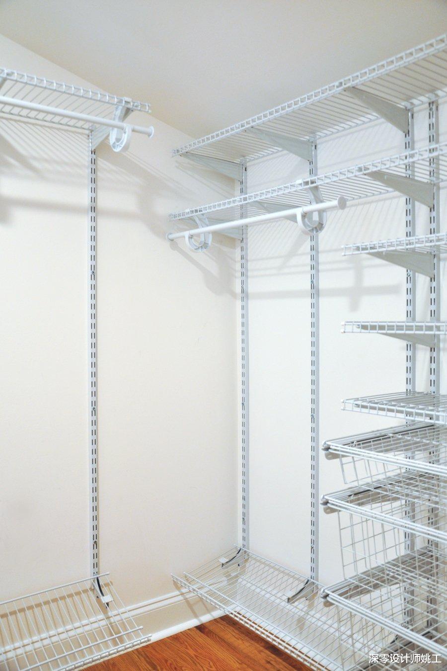 想要更省钱,不妨用定位卡槽+挂杆做个简易衣柜,灵活性还高