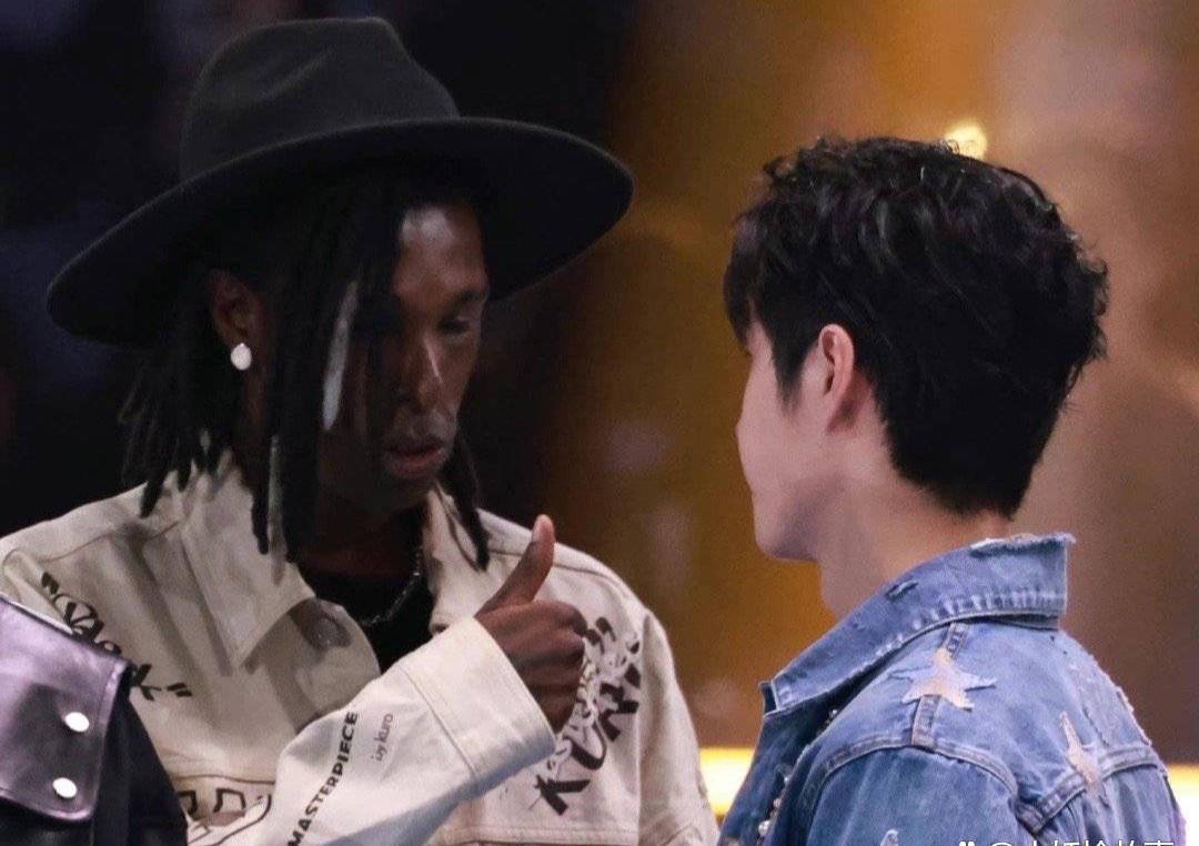 王一博|王一博对布布的表情好丰富，两人语言不通，却能交流无障碍