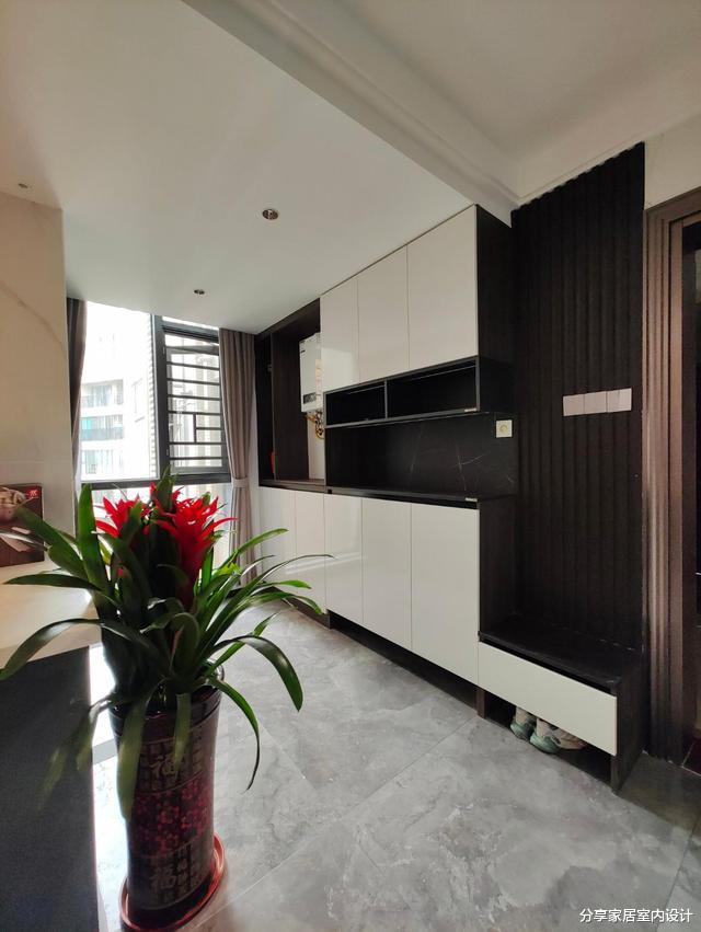 125平现代简约风格,全屋无主灯设计很时尚,进屋就被鞋柜迷住了