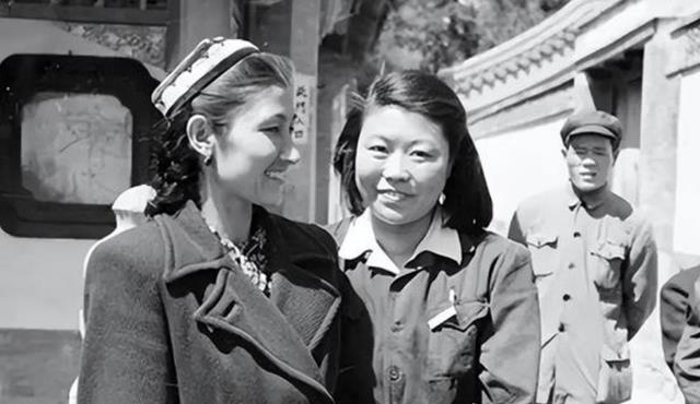 我国第一位女拖拉机手:11岁嫁表哥,62年被印上人民币,享年90岁