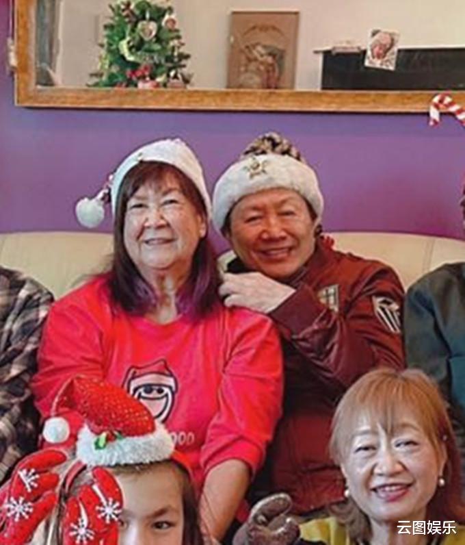 许冠杰|歌神许冠杰参加家族聚会，与俩哥哥同框太开心，一屋混血儿很抢镜