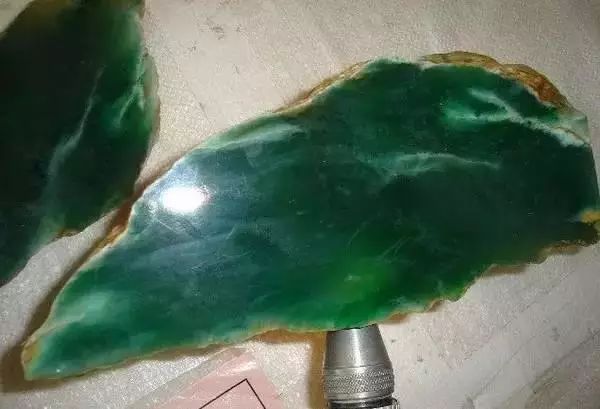 金刚菩提|这块翡翠明料有棉又有裂,却只靠色就成功切涨了!