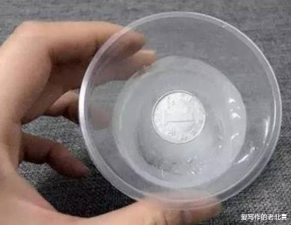 出远门时,为什么要给冰箱里放一枚硬币?