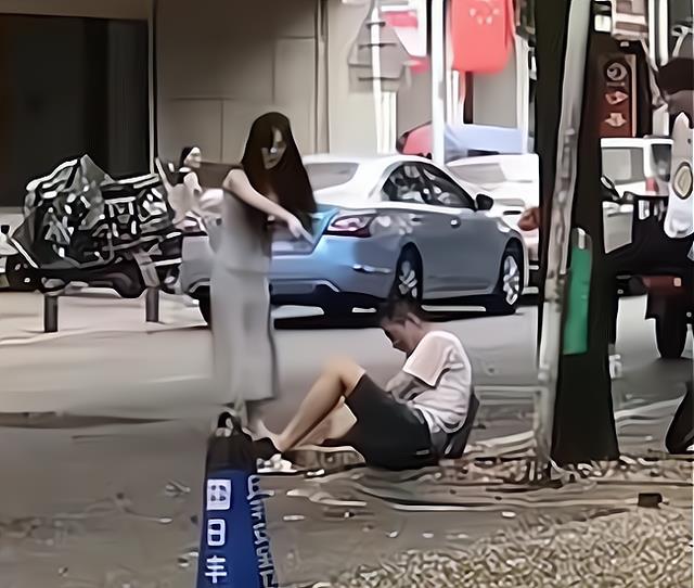 女子在街头狠狠用脚踹男友,男友不敢还手,女友:他不给我买包包