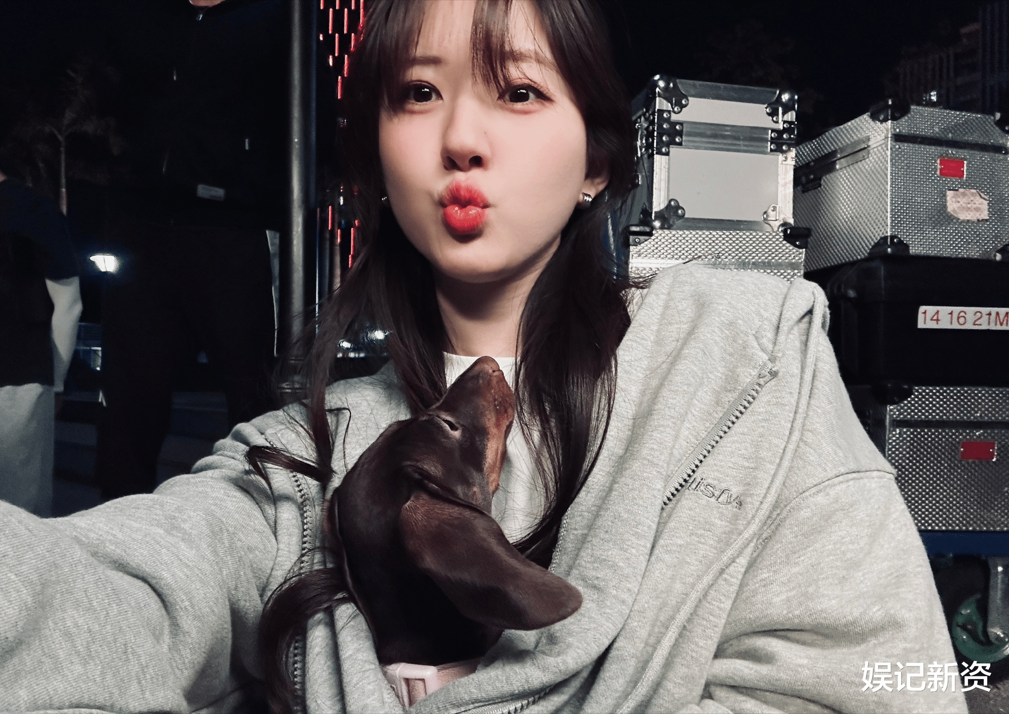 赵露思|赵露思被曝让助理为其穿鞋，好友出面为其说话，有网友晒图力挺！