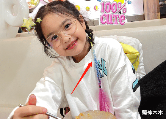 包贝尔|包贝尔妻子晒女儿近照，戴五彩发辫很时髦，穿500元卫衣被嫌贵