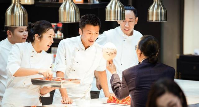 谢霆锋|从18岁走来的谢霆锋，是一代歌手，还是当红小生，更是一位大厨！