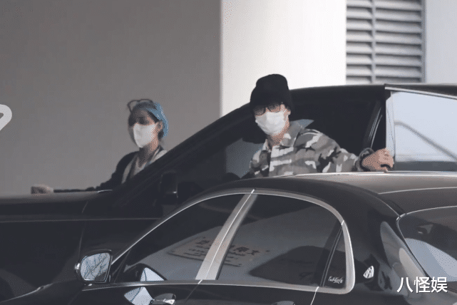 |许魏洲官宣婚讯后首亮相，热情挥手心情好，大秀婚戒彰显人夫身份