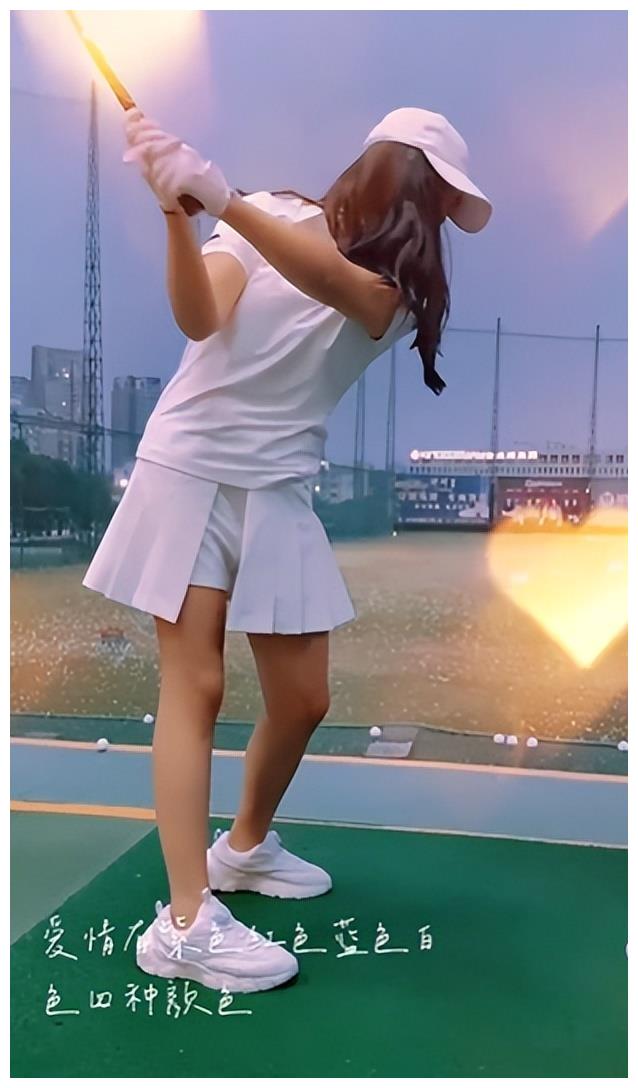 李湘女儿戴9万项链游玩！减肥成功瘦一大圈，下巴削尖美到认不出