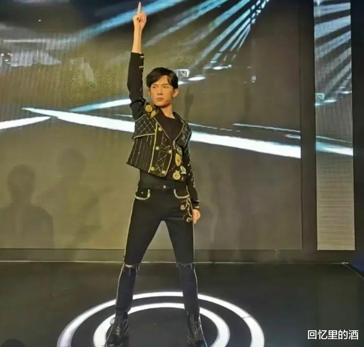 杨幂|谁敢信这是杨幂啊？神似热依扎还暴露脸僵，可以入选灾难名场面了