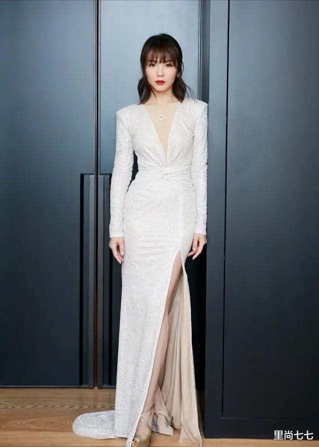 长裙 刘涛真不适合黑色,整张脸看着毫无起色太苍白,拍照左右晃不稳重