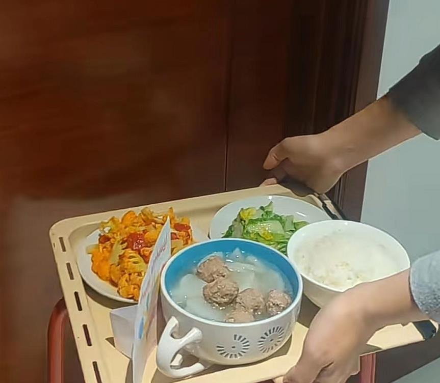 63岁李子雄感染新冠，独自在房过生日，4岁儿子送饭隔门唱生日歌