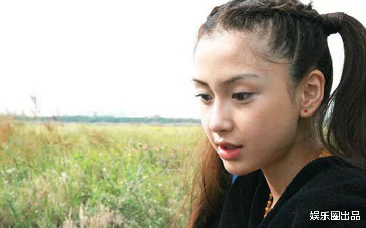 Angelababy|杨颖19岁工作照曝光,穿搭前卫身形饱满,坐在地上化妆平易近人