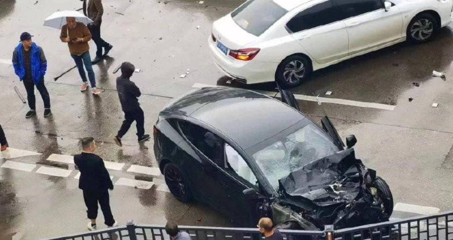 太诡异！浙江一特斯拉发生严重车祸致2死1伤，监控拍下离奇画面