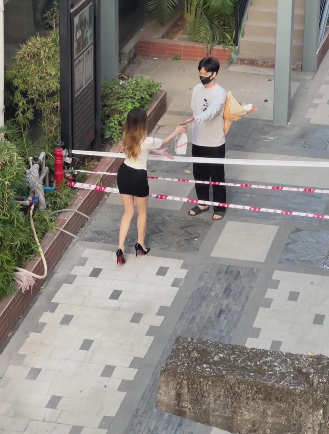 广东精神小伙给“女神”送花,女子冷漠接下,转身将花扔进垃圾堆