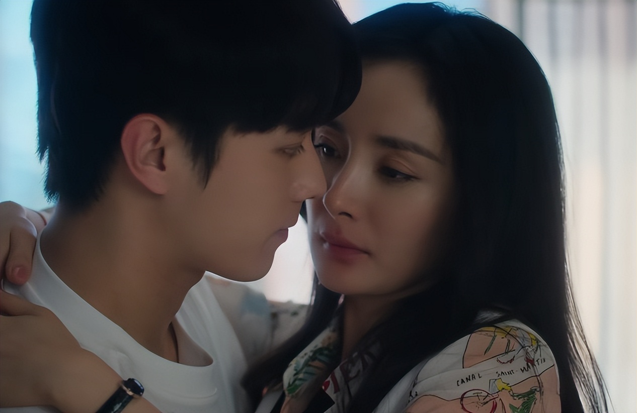 冯绍峰|39岁女星给白敬亭演妈，44岁冯绍峰却还演古偶，吴奇隆说的话真没错