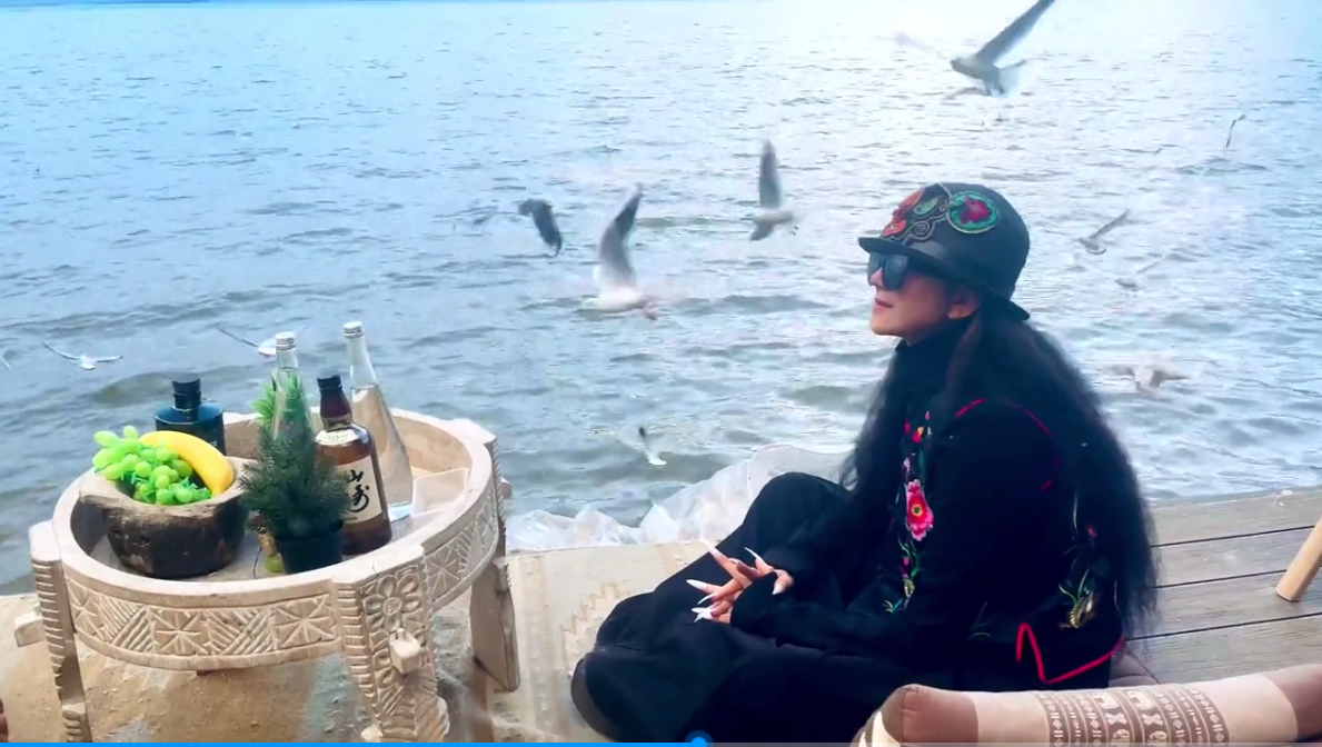 杨丽萍|杨丽萍月亮宫没拆！豪宅内享美食美景超惬意，房间凌驾于洱海之上