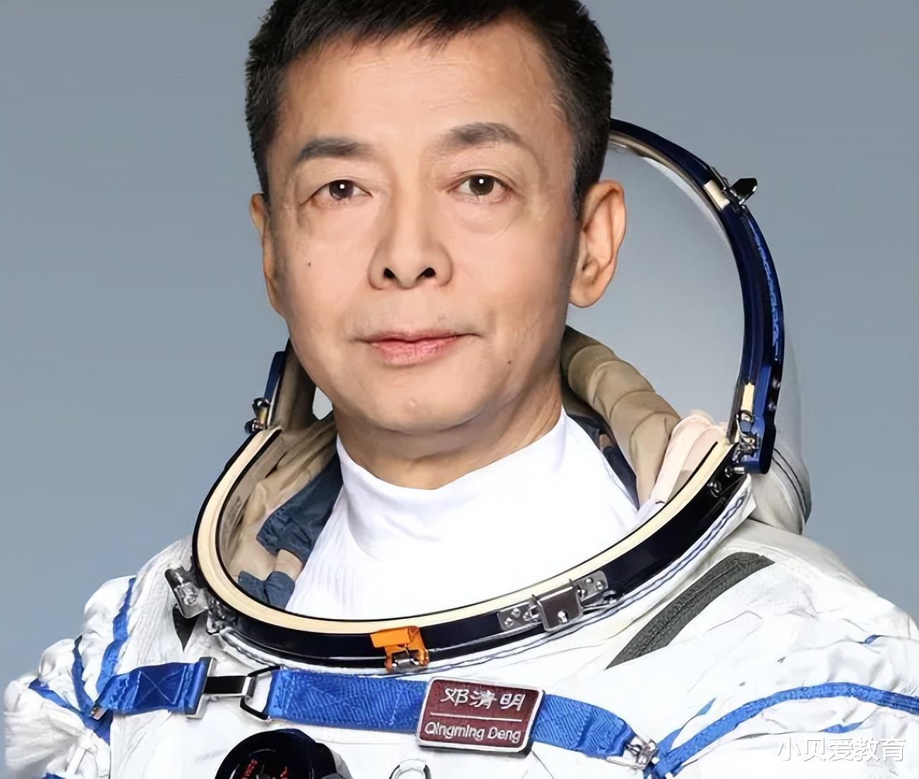 邓清明|邓清明顺利圆梦,他女儿女婿外孙的全家福合影流出,一家人很幸福