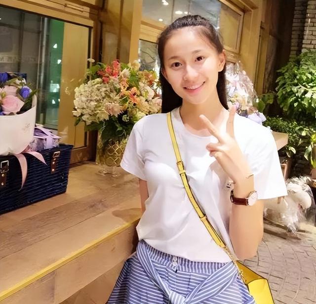 孙杨|恋情实锤！孙杨张豆豆商场逛街，女友紧紧依偎，2人在一起很甜蜜