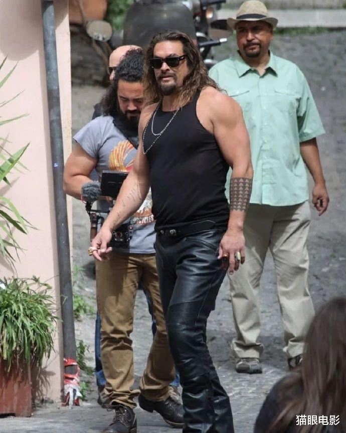 杰森·莫玛|速激10片场画面来了,海王杰森莫玛狂飙摩托超野性,网友:他胖了