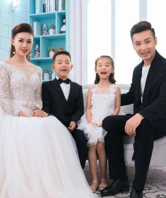 刘和刚|刘和刚：儿女双全甚欢喜，结婚12周年纪念日当天一家四口拍全家福