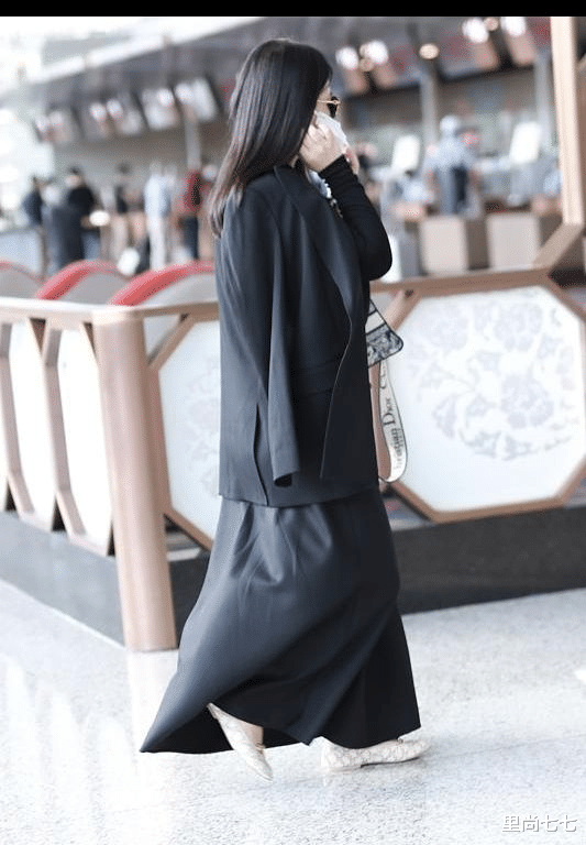 李湘|果然恋爱了?李湘首次高调秀钻戒,打扮向13岁女儿看齐嫩得不敢认