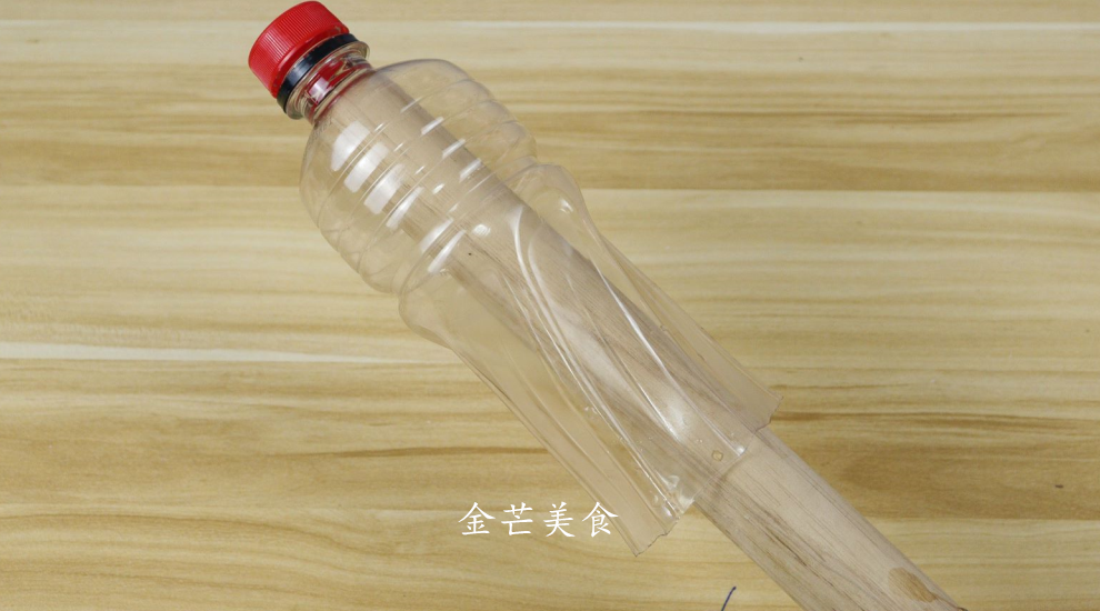 擀面杖上套一个塑料瓶，放在厨房真实用，家里人抢着用，快来看看