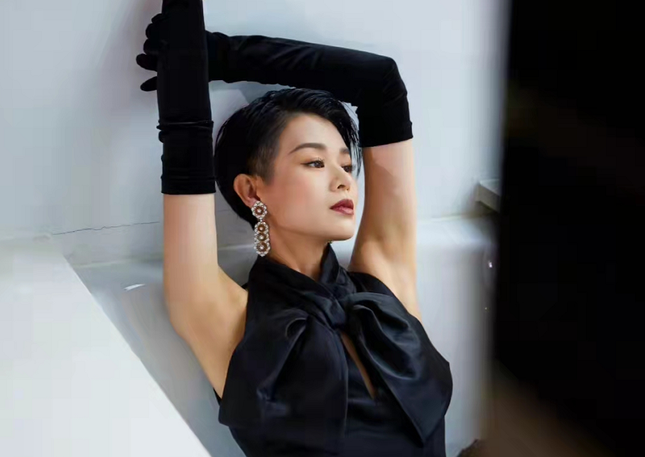 胡杏儿|胡杏儿带全家去游乐园被偶遇，膀大腿粗普通似路人，老公魁梧壮硕