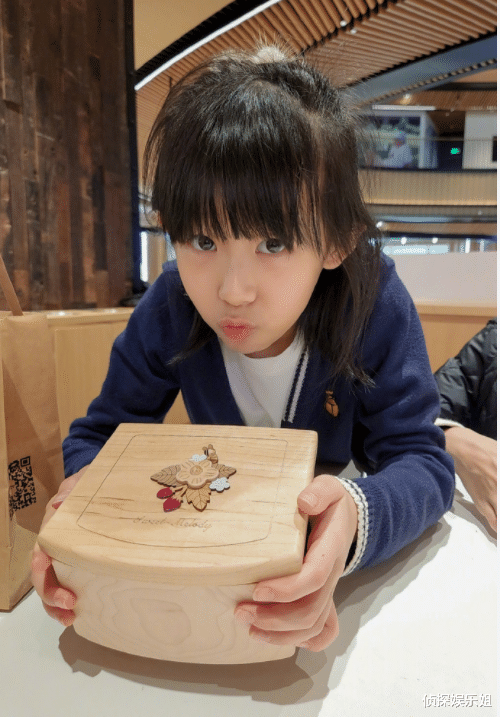 陆毅|陆毅携妻女开心出游，俩女儿暴风抽高，14岁贝儿背影和妈妈分不清