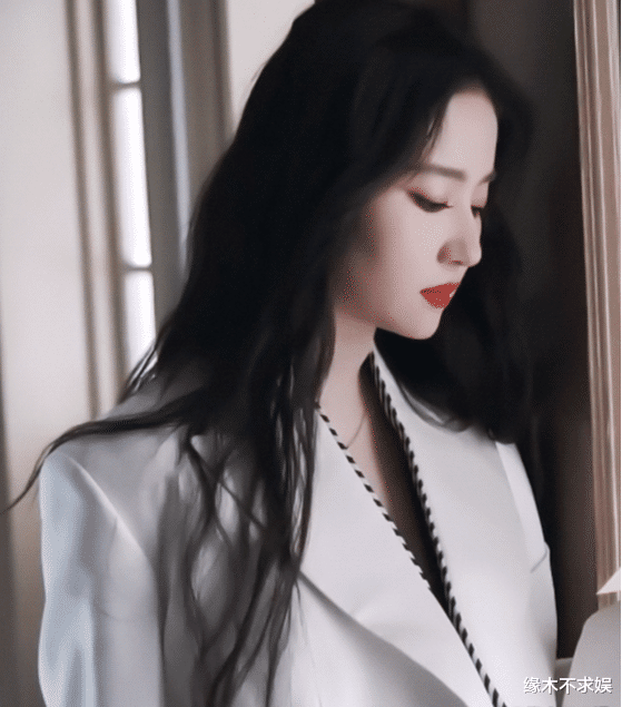 刘亦菲|《梦华录》后又传新剧，34岁刘亦菲为何忽然上进？原因不难猜