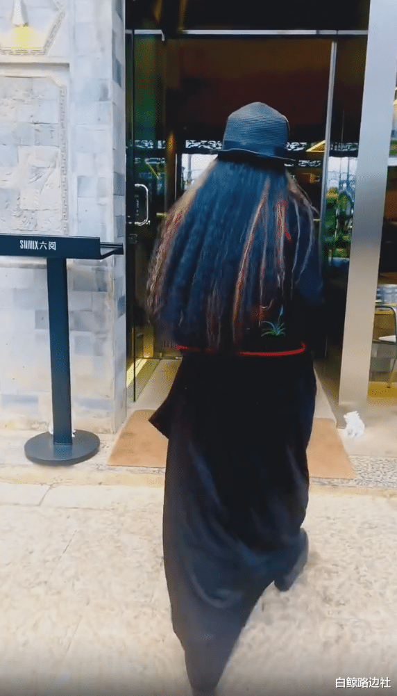 杨丽萍|63岁杨丽萍坐摩托车逛街！穿10cm厚底鞋气场强大，走路驼背显老态