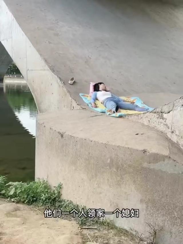 流浪女子被单身大叔强制带回家，女子坚决不去，大叔：我不会亏待你