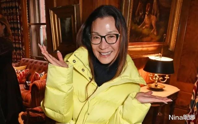 杨紫琼|杨紫琼出席伦敦午宴,毛衣皮裤配柠檬黄羽绒服,60岁打扮像时尚博主