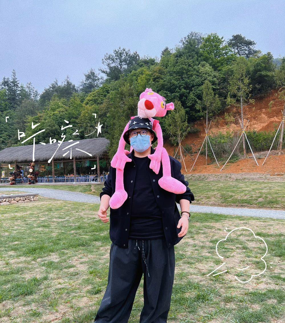 郝邵文|郝邵文一家三口出游,宠溺7岁继女,老婆背2万包“幼态脸”太年轻