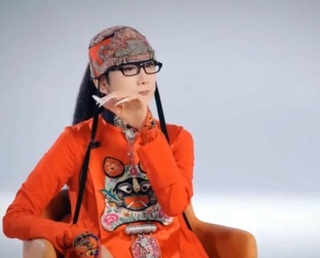 杨丽萍|杨丽萍宣布解散舞蹈团，金星发文隔空回应，恩怨再次延续