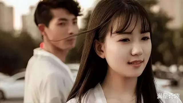 案例:一男子出差时显摆自己的老婆,客户说到:认识,纹了朵玫瑰