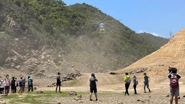 关咏荷|57岁关咏荷消瘦现身，因弟弟爬山坠亡大受打击，张家辉担忧不已