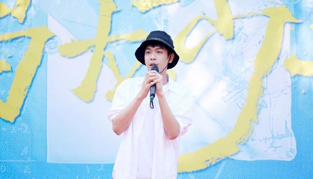 张若昀|《鸣龙少年》路透图曝光，张若昀造型太休闲，网友热议不断！